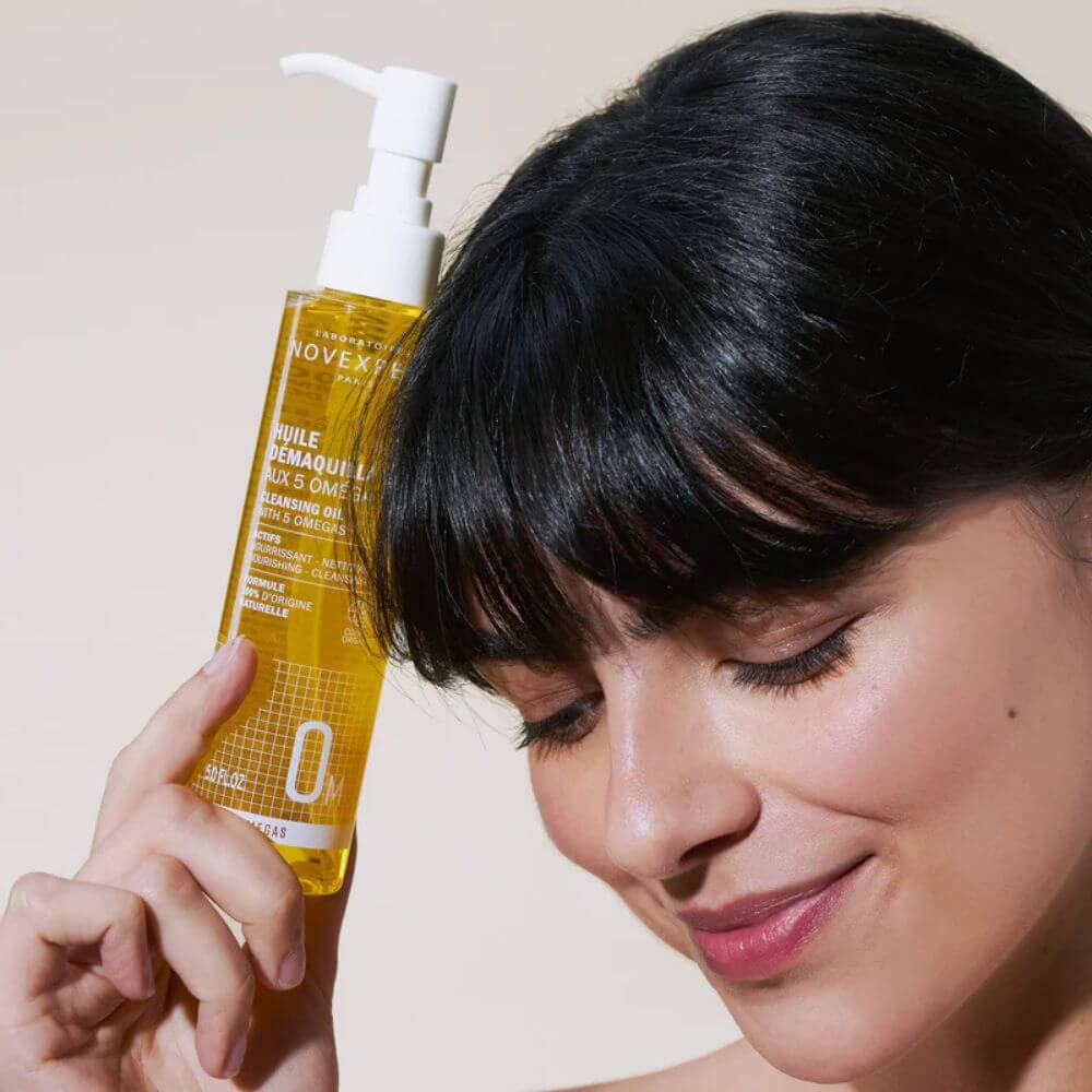 Huile démaquillante Novexpert aux 5 omégas avec mannequin
