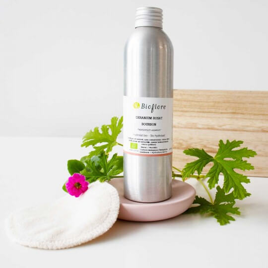 hydrolat de geranium rosat bourbon bio avec branche de géranium