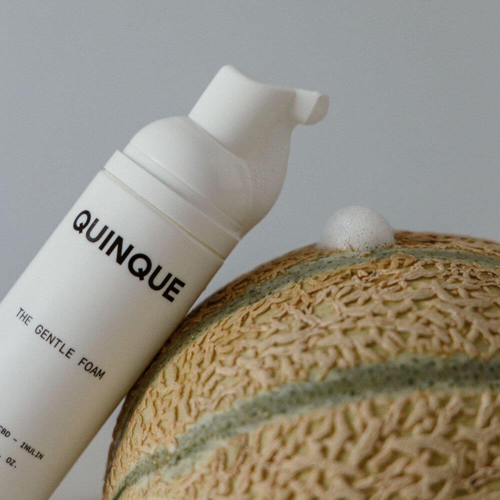La mousse nettoyante Quinque sur un melon