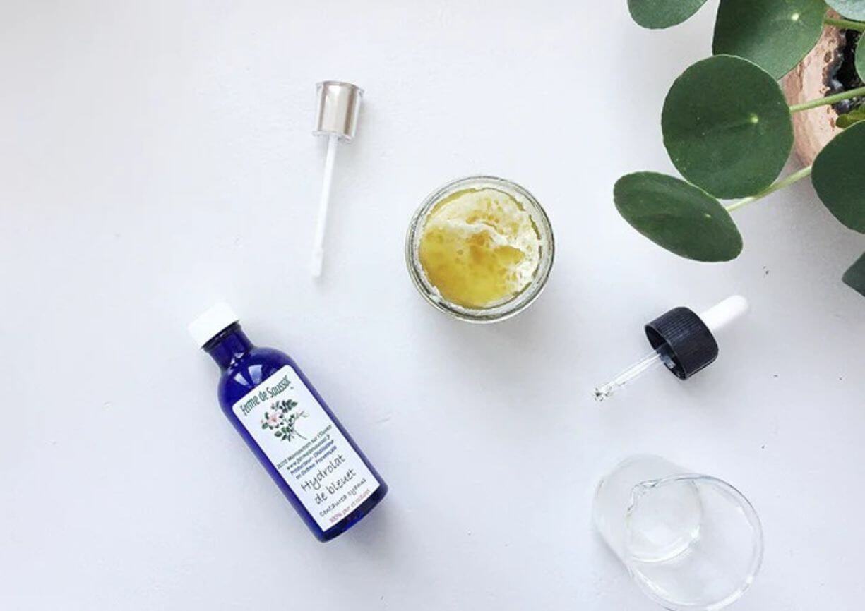 Image d'ingrédients naturels (eau de bleuet, huile végétale)