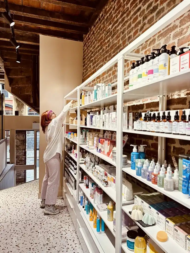 rayonnage avec produits cosmétiques