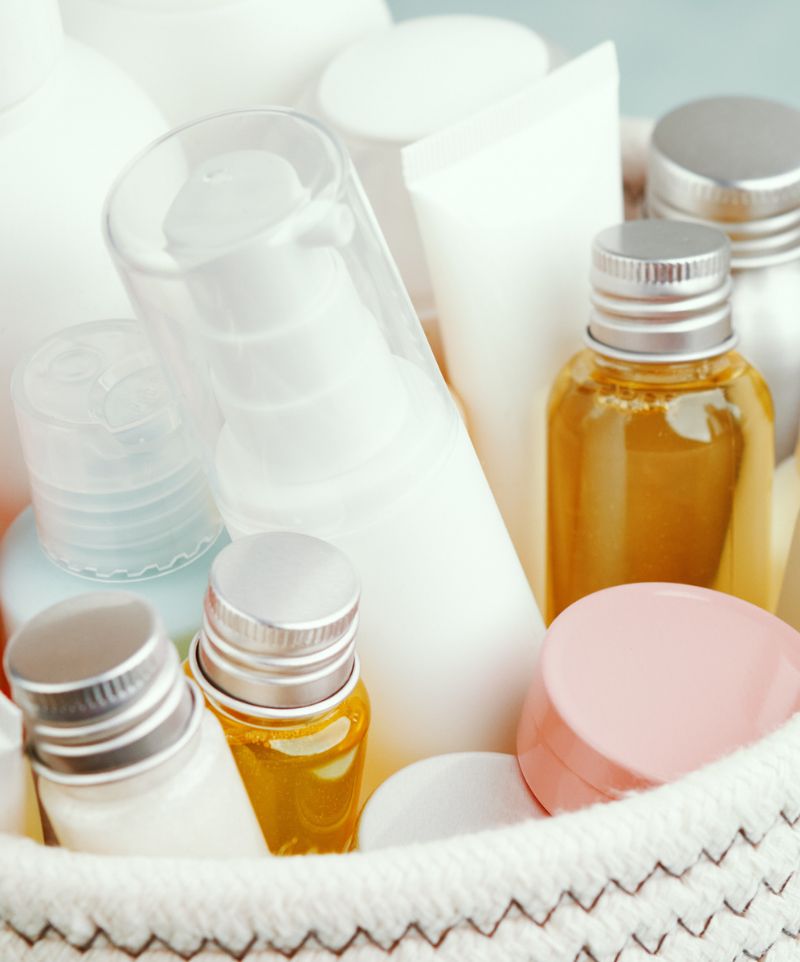 Panier contenant plein de produits cosmétiques