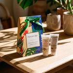 Coffret Duo pro-âge La Canopée posé sur une table en bois au soleil, idée cadeau soin visage