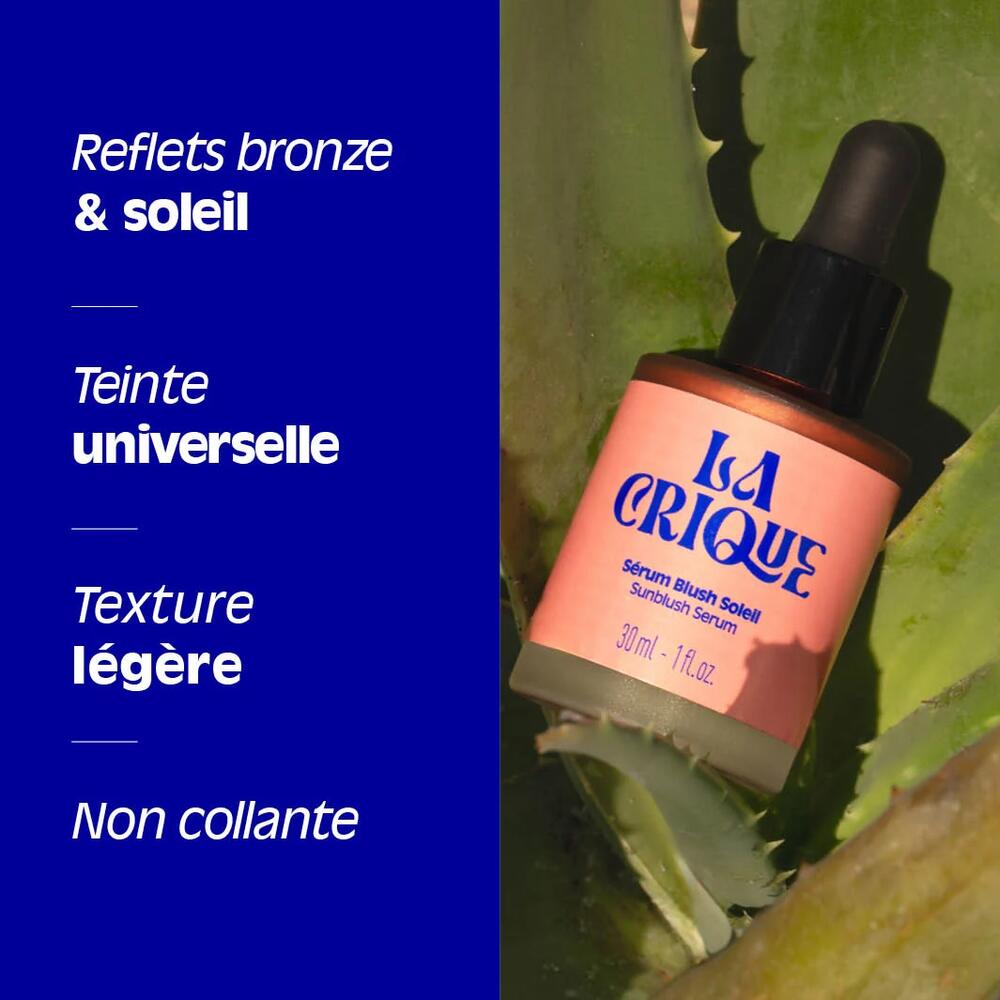 Flacon de Sérum blush soleil La Crique posé sur des feuilles d'Agave, blush liquide à reflets bronze et teinte universelle