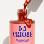 Texture nacrée cuivrée du Sérum blush soleil La Crique qui coule de la pipette sur le flacon