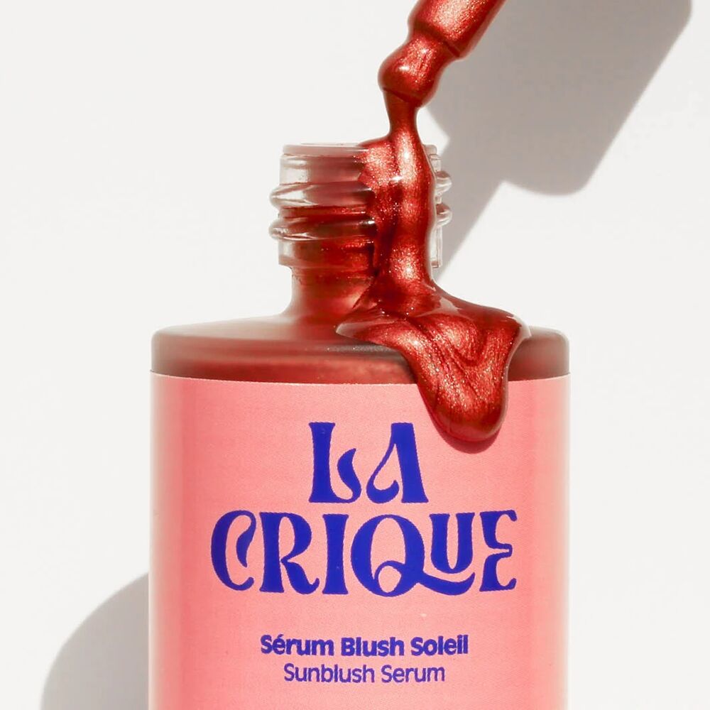 Texture nacrée cuivrée du Sérum blush soleil La Crique qui coule de la pipette sur le flacon
