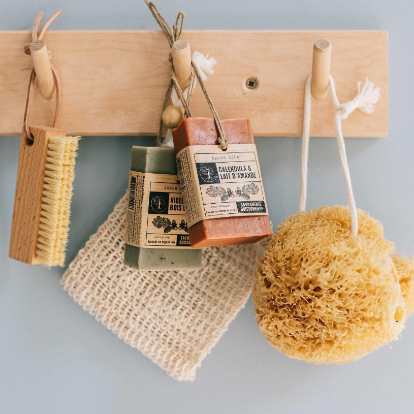 savon lait d'amande et calendula accroché à un porte serviette