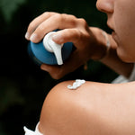 Une femme qui applique le Lait Corps Hydratant Endro