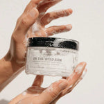 Femme qui montre le shampoing exfoliant