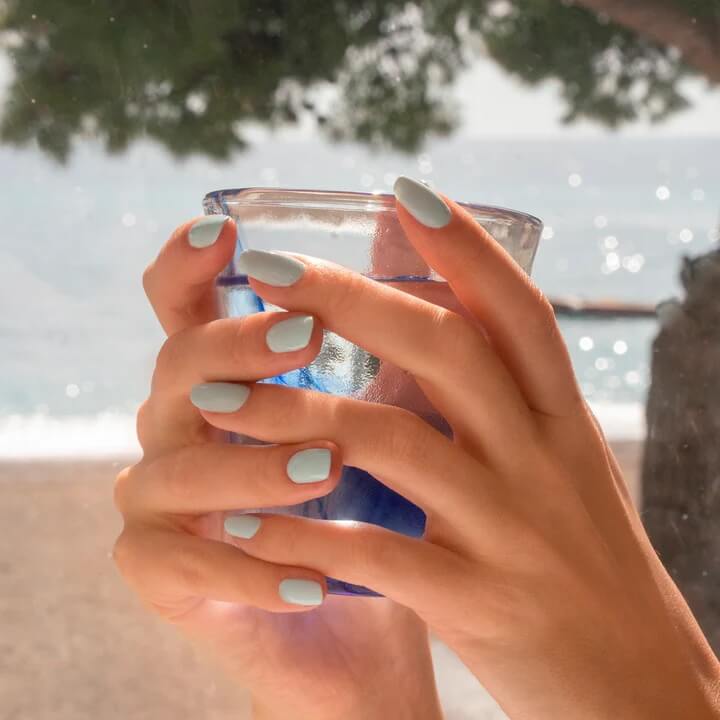 light blue vernis manucurist sur les ongles avec decors mediteraneen