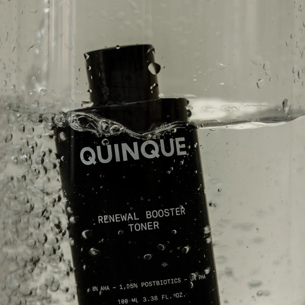 La lotion exfoliante Quinque sous l'eau