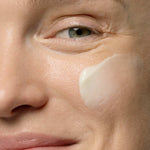 Application sur visage de la Crème de Jour Deep Moisture Madára