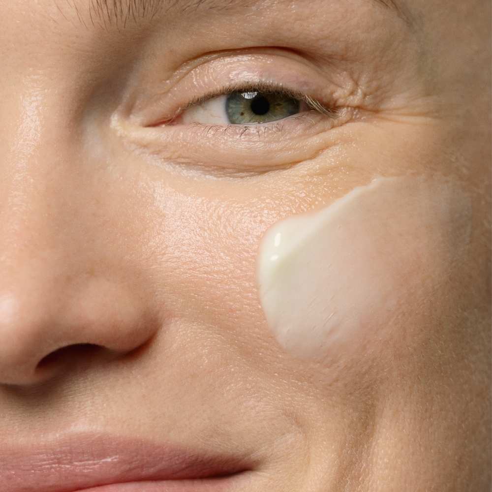 Application sur visage de la Crème de Jour Deep Moisture Madára
