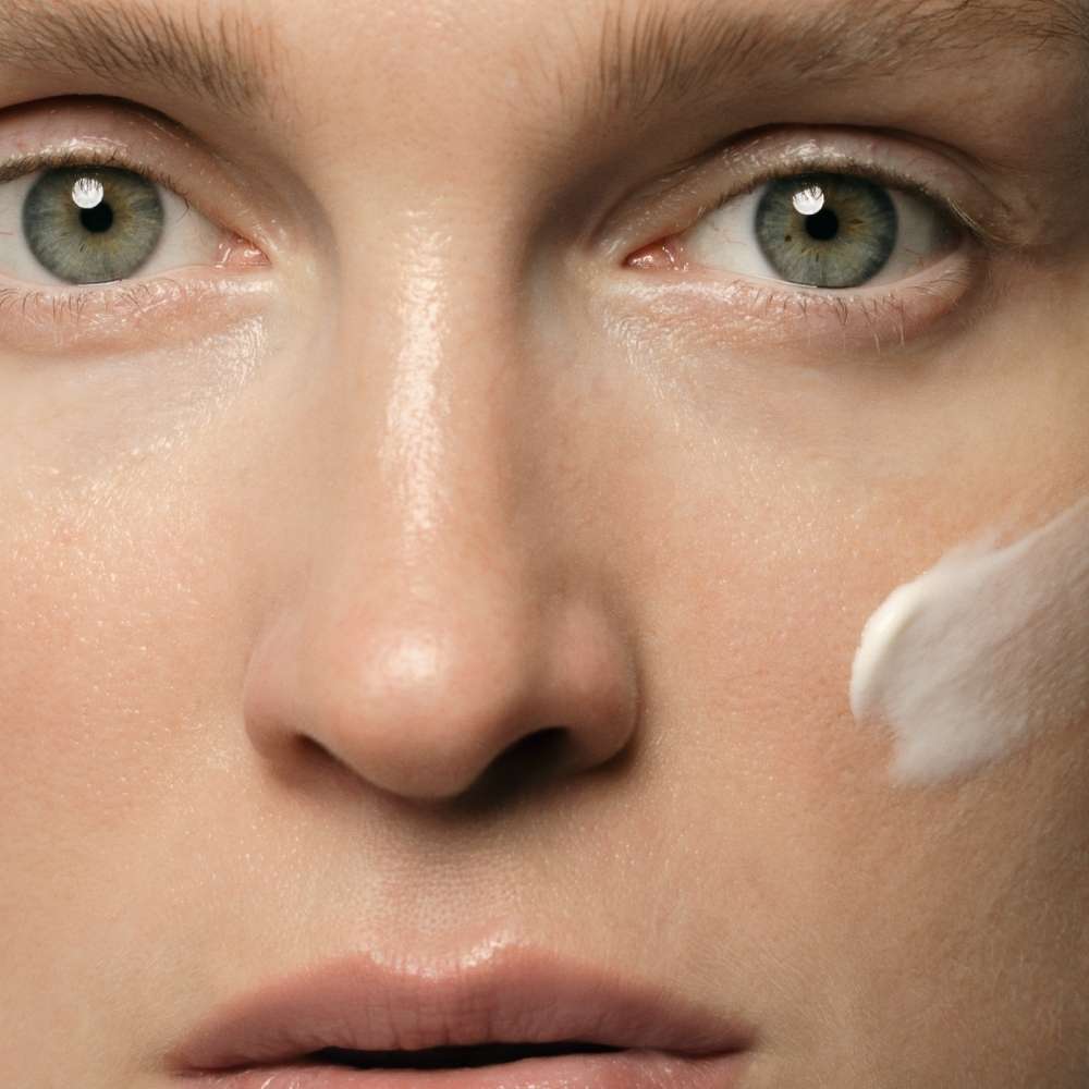 Application sur le visage de la Crème de Nuit Deep Moisture Madára