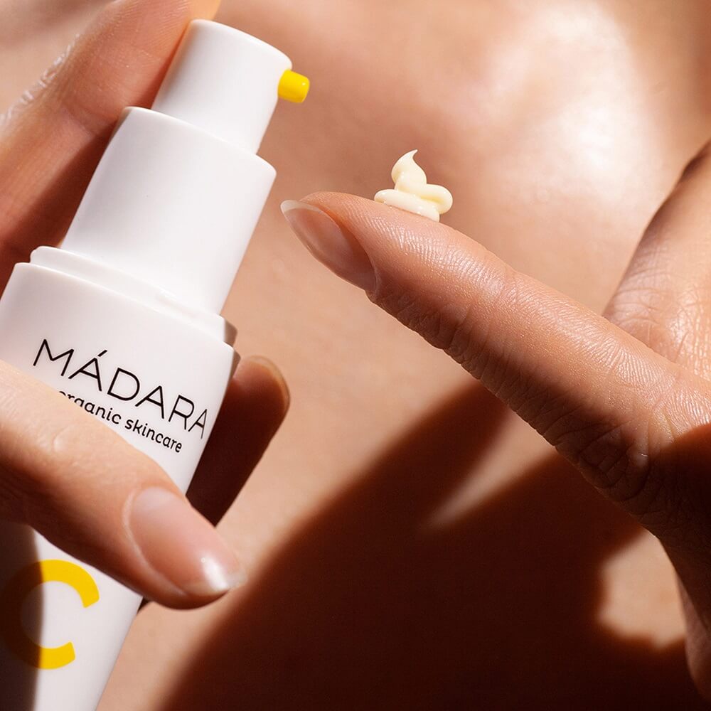 madara creme vitamine c texture appliquee sur le doigt 