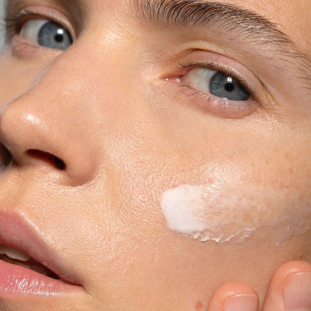 application de la crème rétinol alternative madara