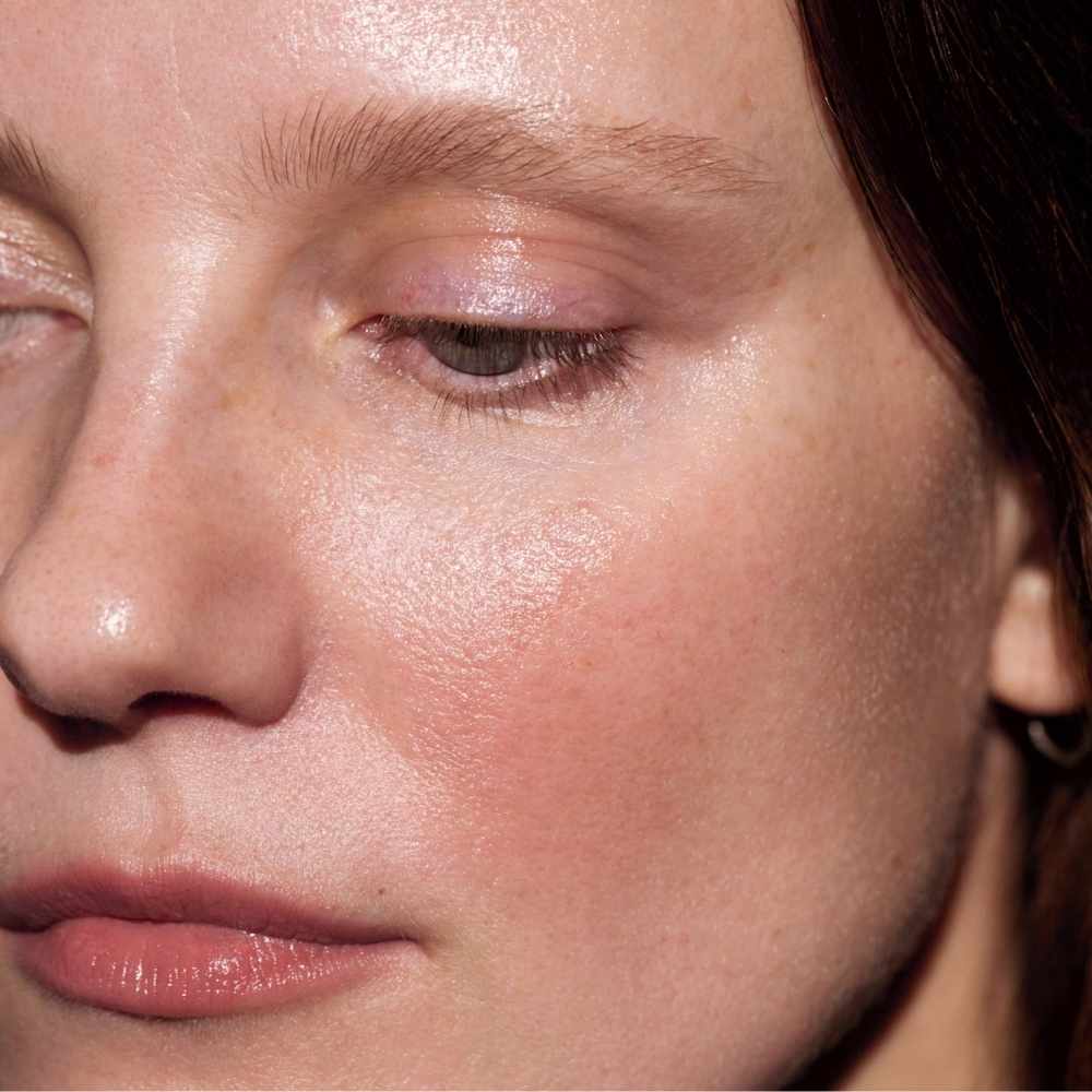 Rendu sur le visage d'une femme du Sérum Éclat aux peptides Exosome Longevity Mádara 