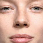 Rendu  sur le visage de la Teinte May Flower du Sérum teinté à l'acide hyaluronique H2O Tint de Mádara