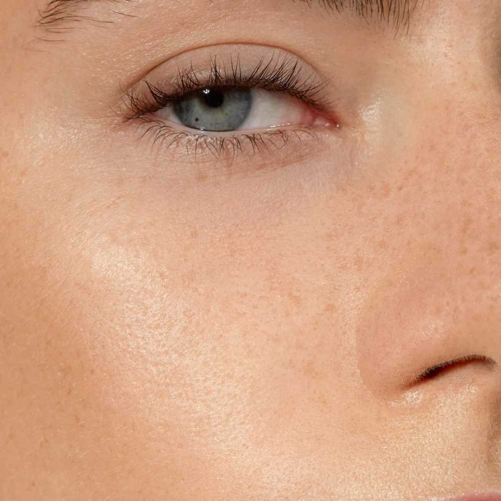 rendu sur visage de la Teinte Sun Flower du Sérum teinté à l'acide hyaluronique H2O Tint de Mádara