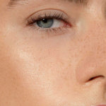 rendu sur visage de la Teinte Sun Flower du Sérum teinté à l'acide hyaluronique H2O Tint de Mádara