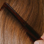 Démêlage avec un peigne et du Spray cheveux à la kératine Silk Mádara