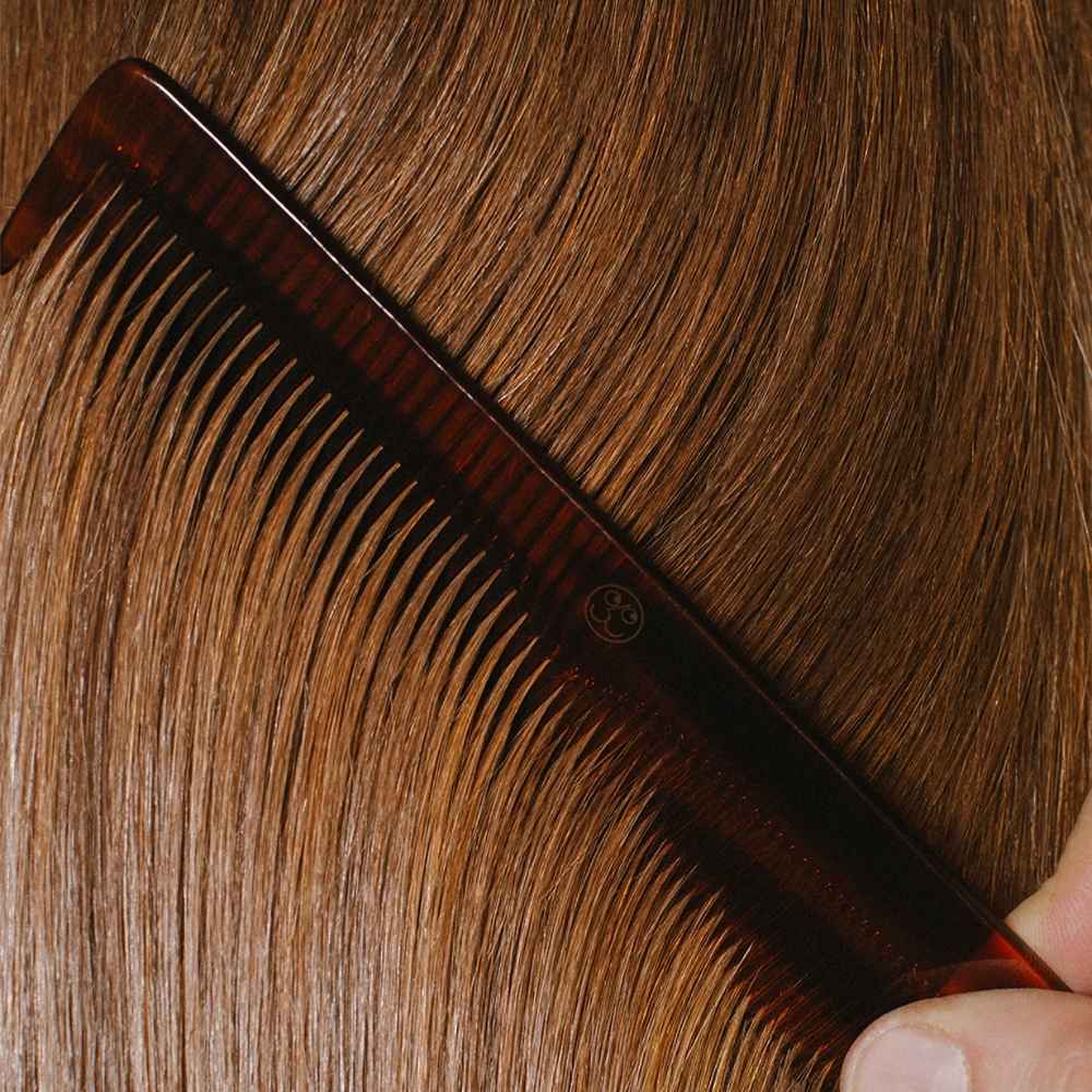 Démêlage avec un peigne et du Spray cheveux à la kératine Silk Mádara