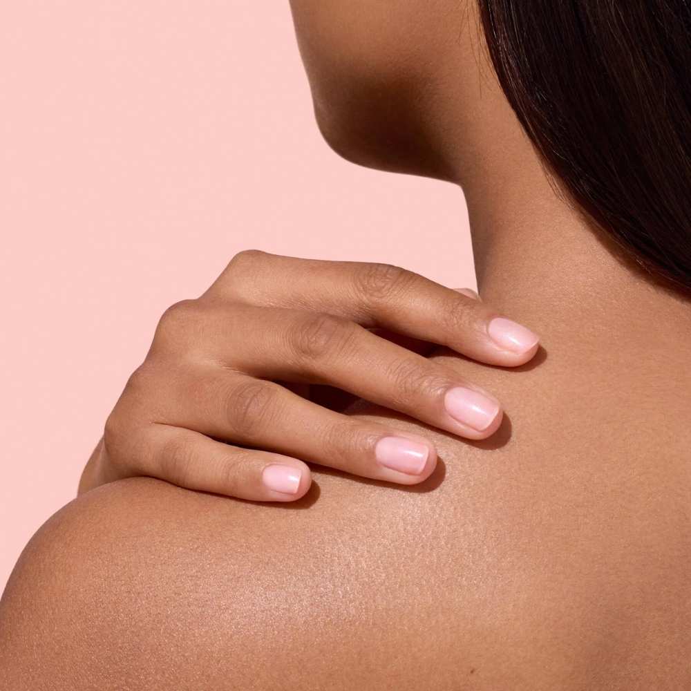 Rendu des ongles avec le Vernis Active Plump sur peau mate Manucurist