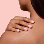 Rendu des ongles avec le Vernis Active Plump sur peau mate Manucurist