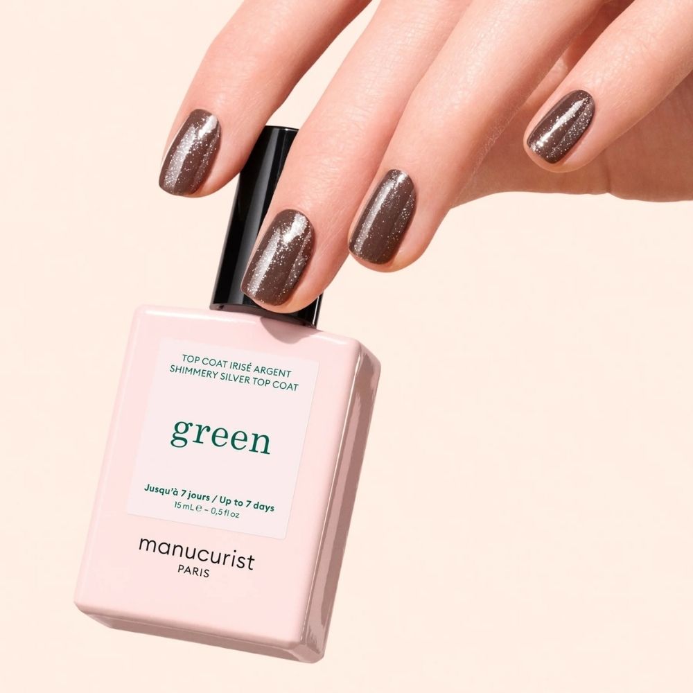 Rendu sur vernis marron du Top Coat Pailleté Argent Green Manucurist