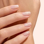 Rendu sur ongles nude et peau claire du Top Coat Pailleté Or Green Manucurist