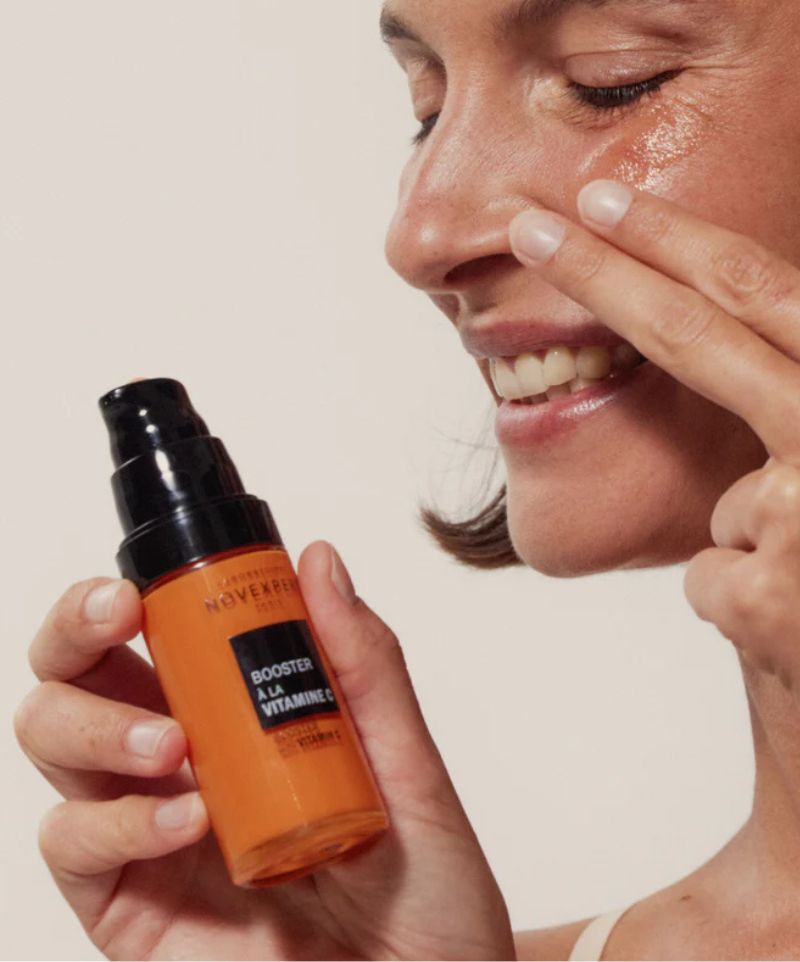 femme appliquant le booster vitamine C novexpert