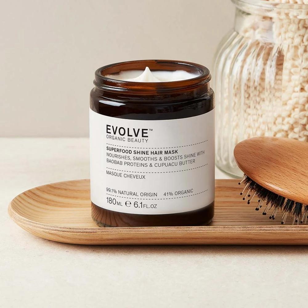 Le masque cheveux nourrissant Evolve posé sur une table