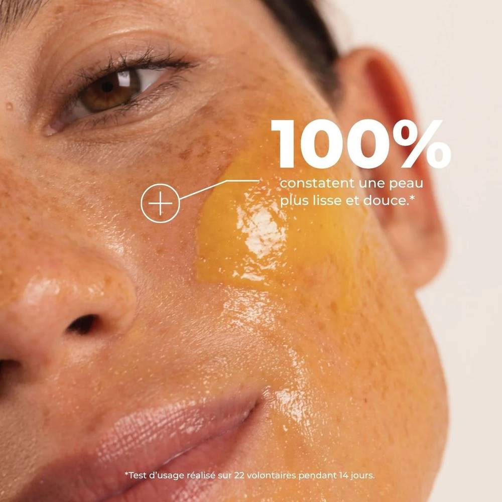 Masque exfoliant appliqué sur la joue, 100 % constatent une peau plus lisse et plus douce