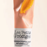 Texture gel-en-huile ambrée du masque exfoliant sur le tube Les Petits Prödiges