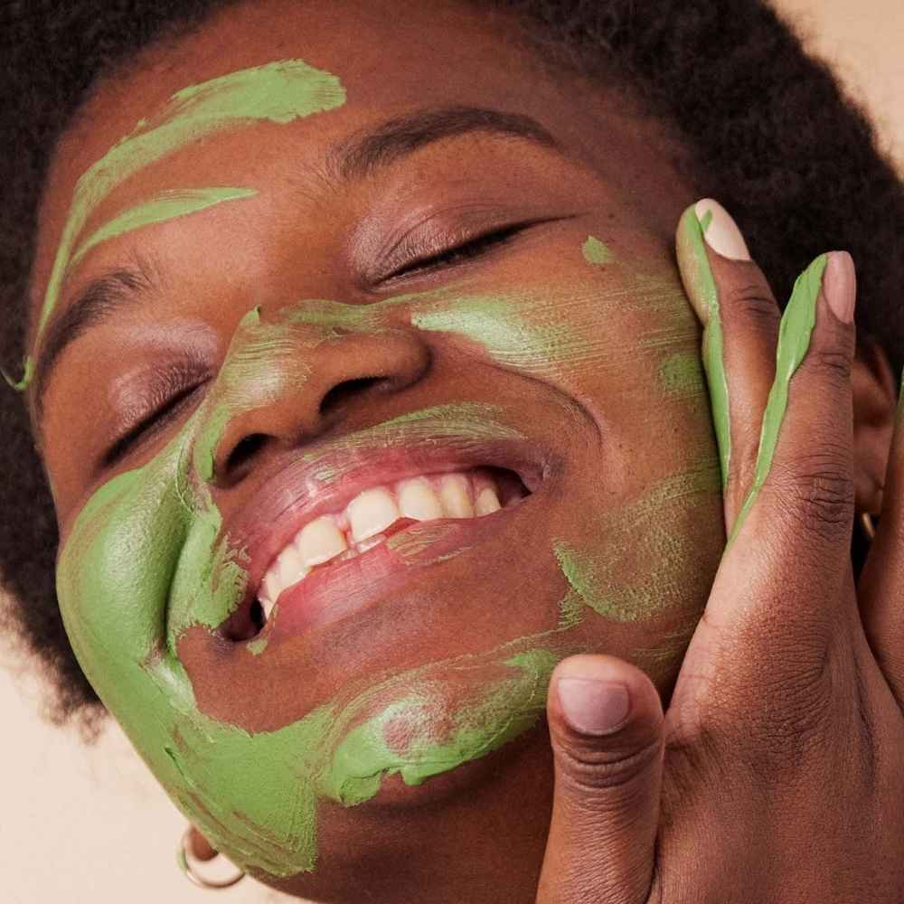 Application sur visage d'une femme du Masque Pureté Détoxifiant Absolution