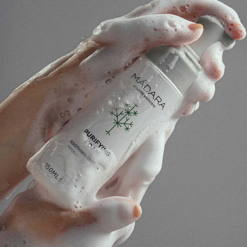Application de la Mousse Purifiante Mádara en mains, texture mousse