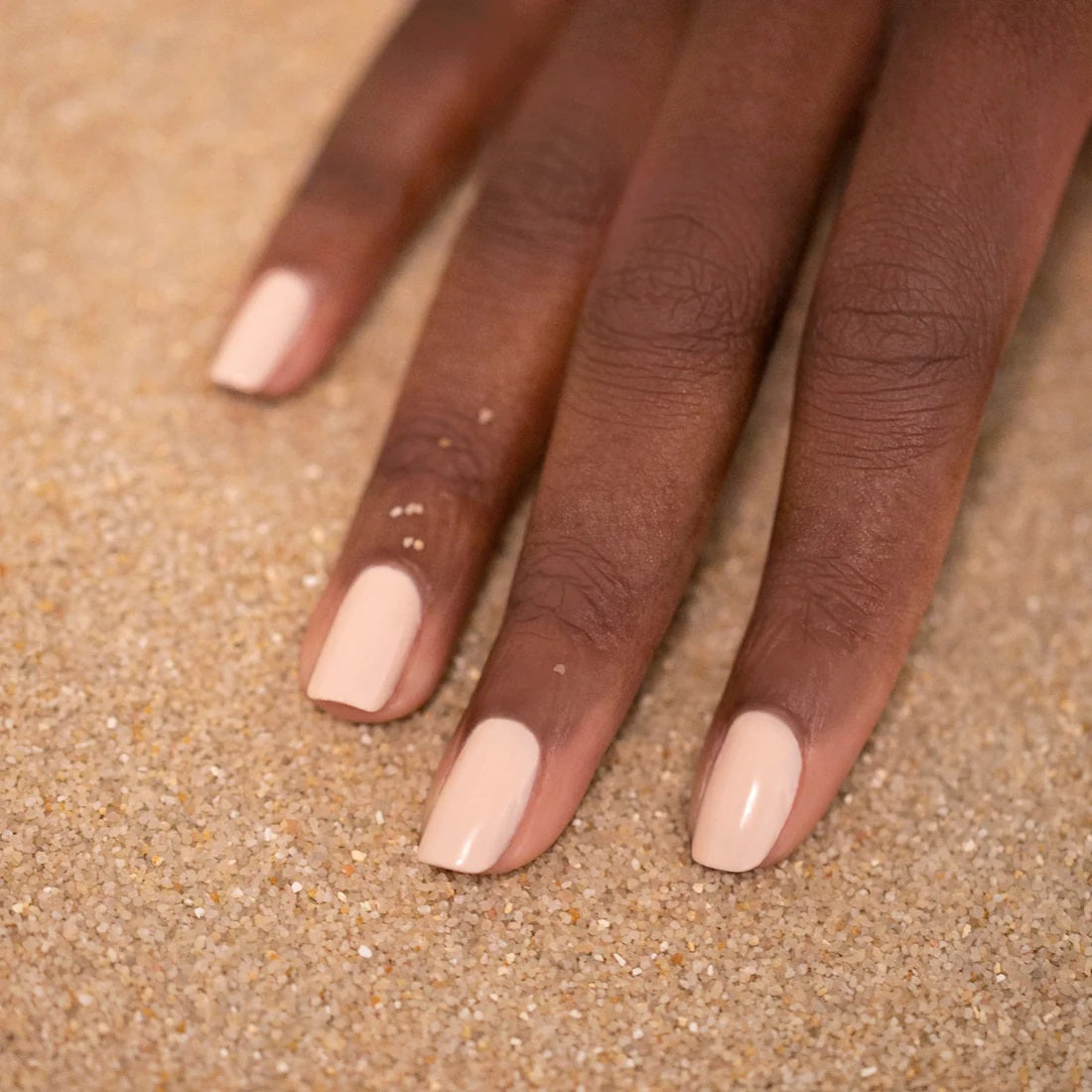 pastel pink manucurist vernis sur les ongles dans le sable