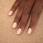 pastel pink manucurist vernis sur les ongles dans le sable