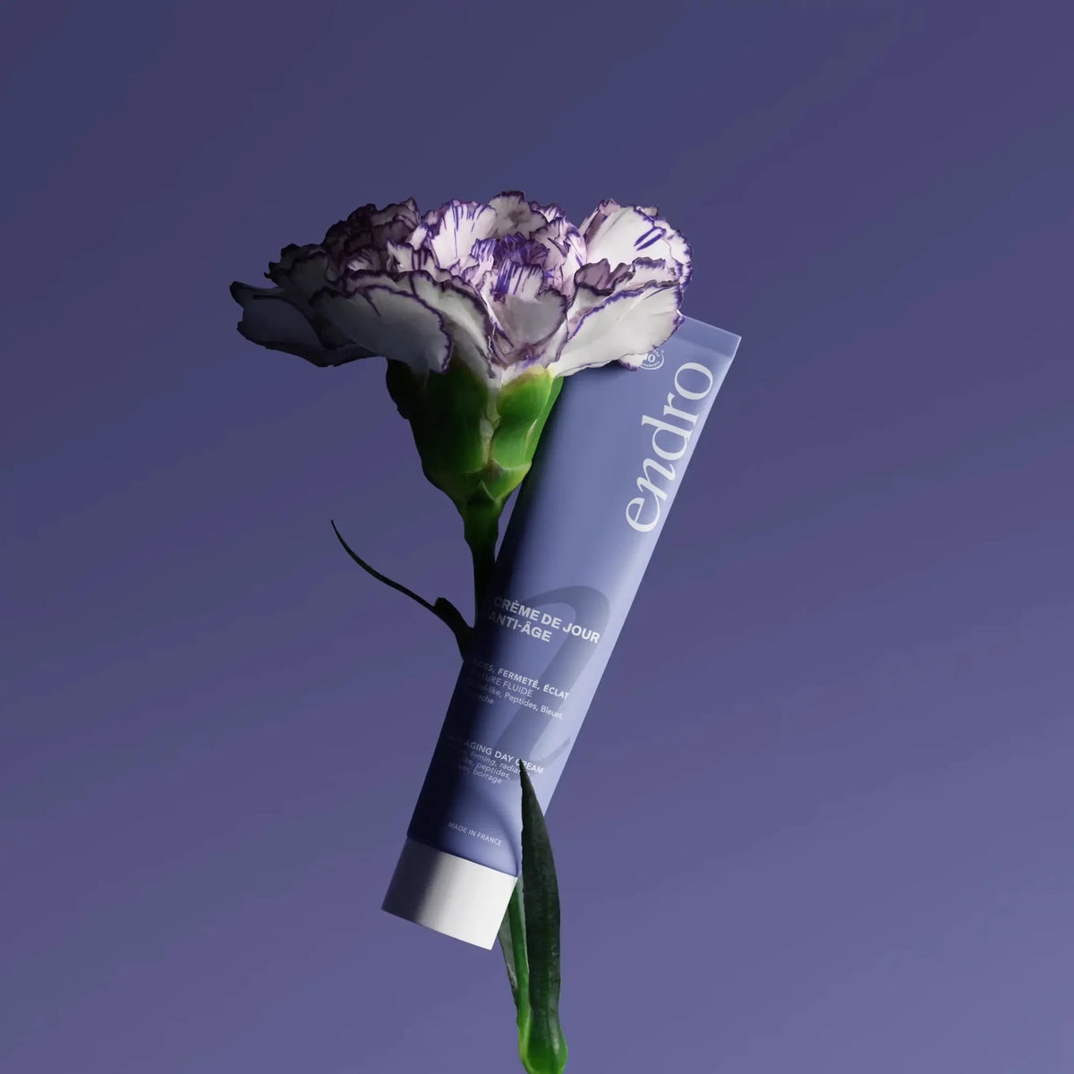 Formulé avec de l'hydrolat de bleuet, de l'huile de bourrache et de la chirette verte