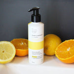 Au parfum de mandarine, il illumine et prépare la peau aux prochains soins