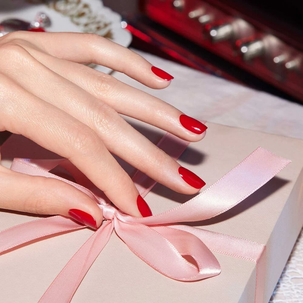 red velvet green manucurist sur les ongles ouverture de cadeau 