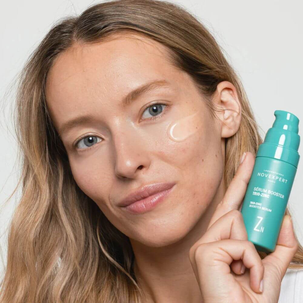 Femme ayant appliqué le sérum booster trio-zinc de Novexpert