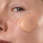 Application du sérum anti-taches Kojic Alternative Mádara