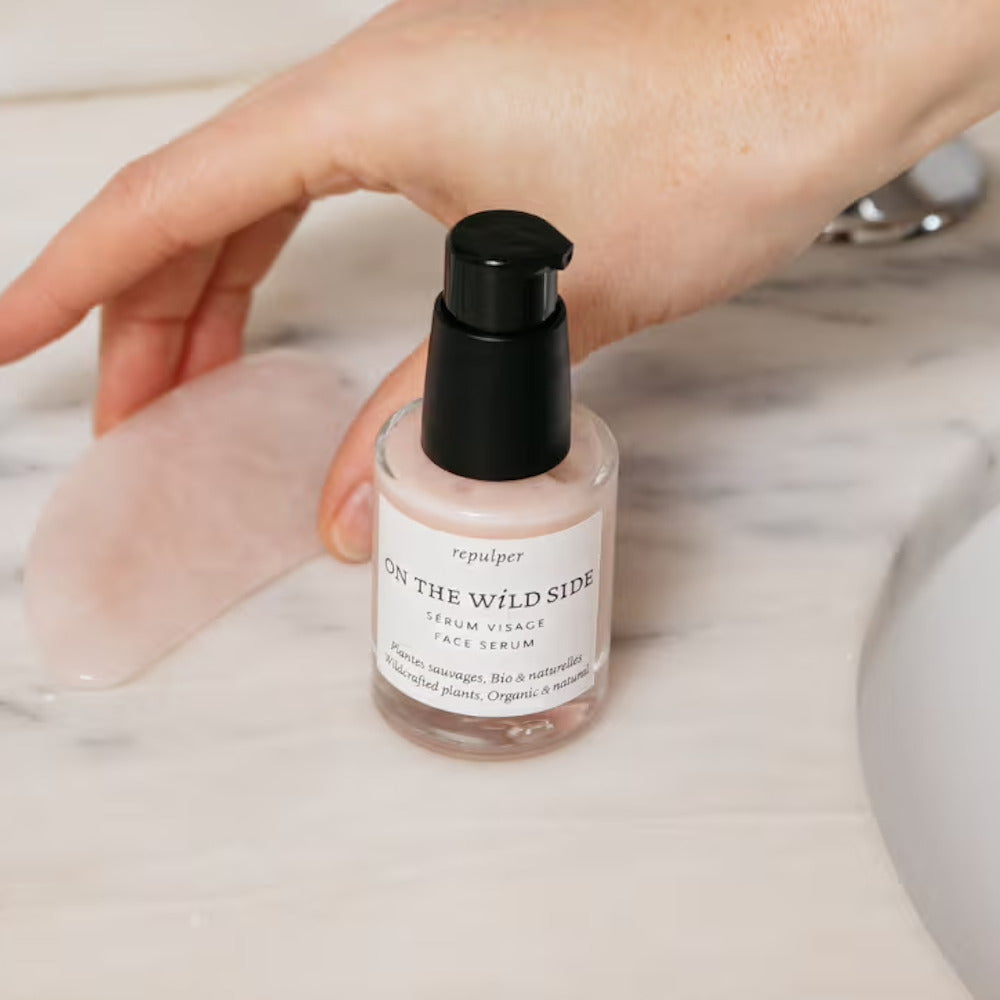 Le sérum collagène vegan dans une salle de bains