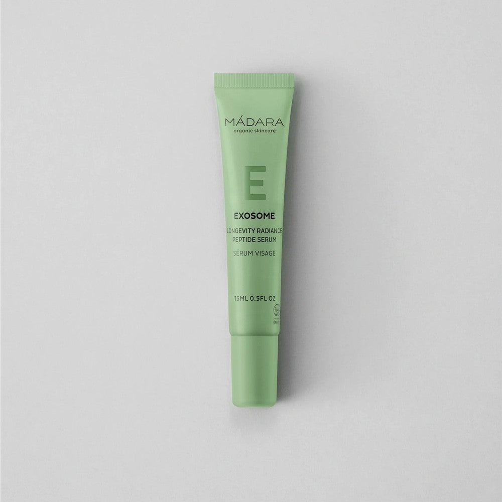 Tube de Sérum éclat aux peptides Exosome Longevity Mádara en format voyage 15 ml, soin visage bio certifié Cosmos Organic