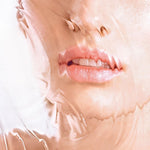 Femme qui apparaît derrière la texture du sérum SOS Hydra Repair Mádara
