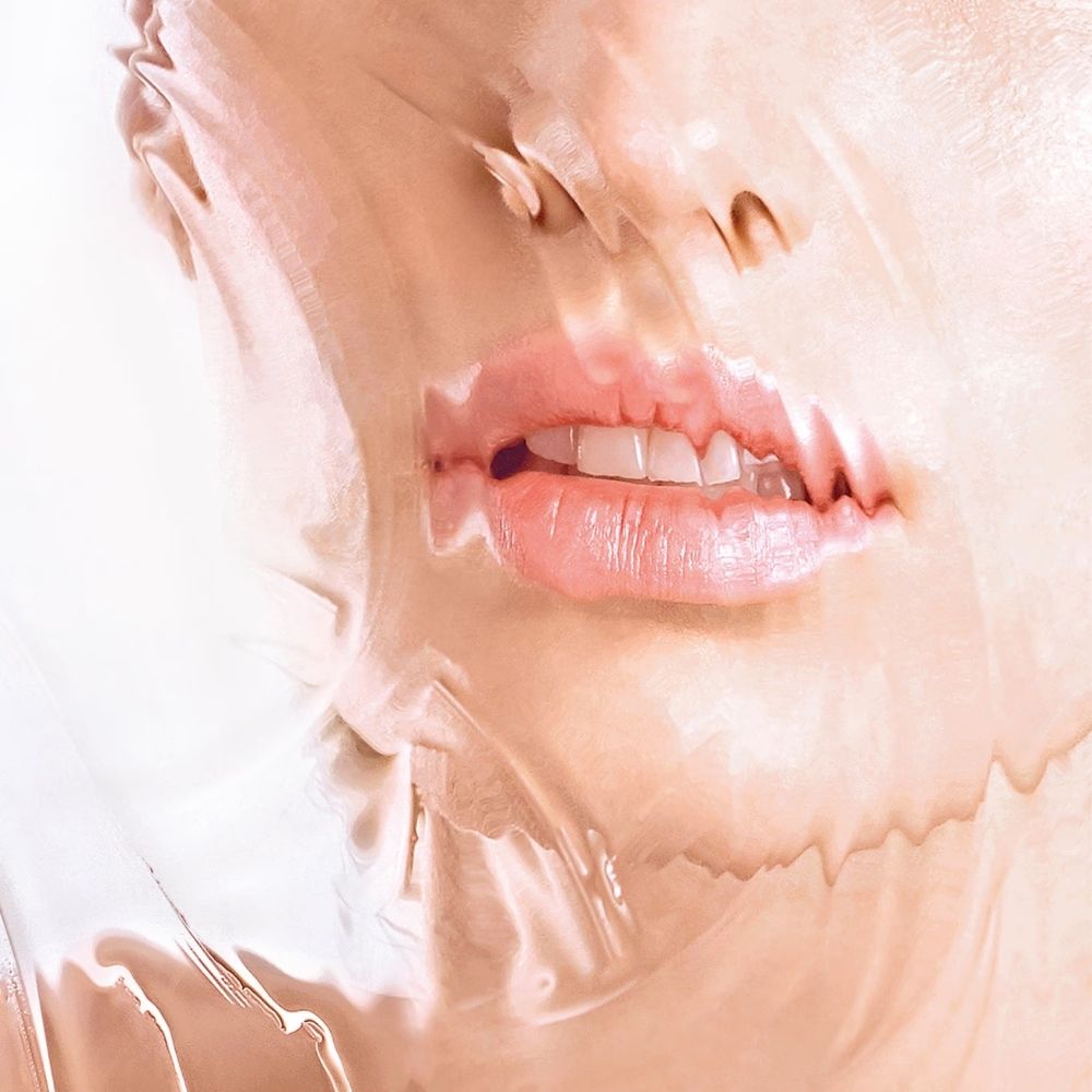 Femme qui apparaît derrière la texture du sérum SOS Hydra Repair Mádara