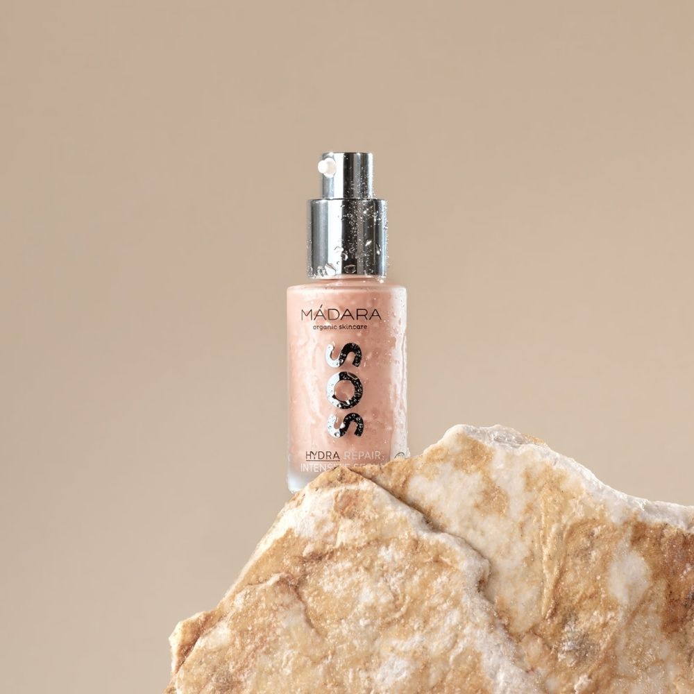 Le sérum SOS Hydra Repair Mádara posé sur un rocher