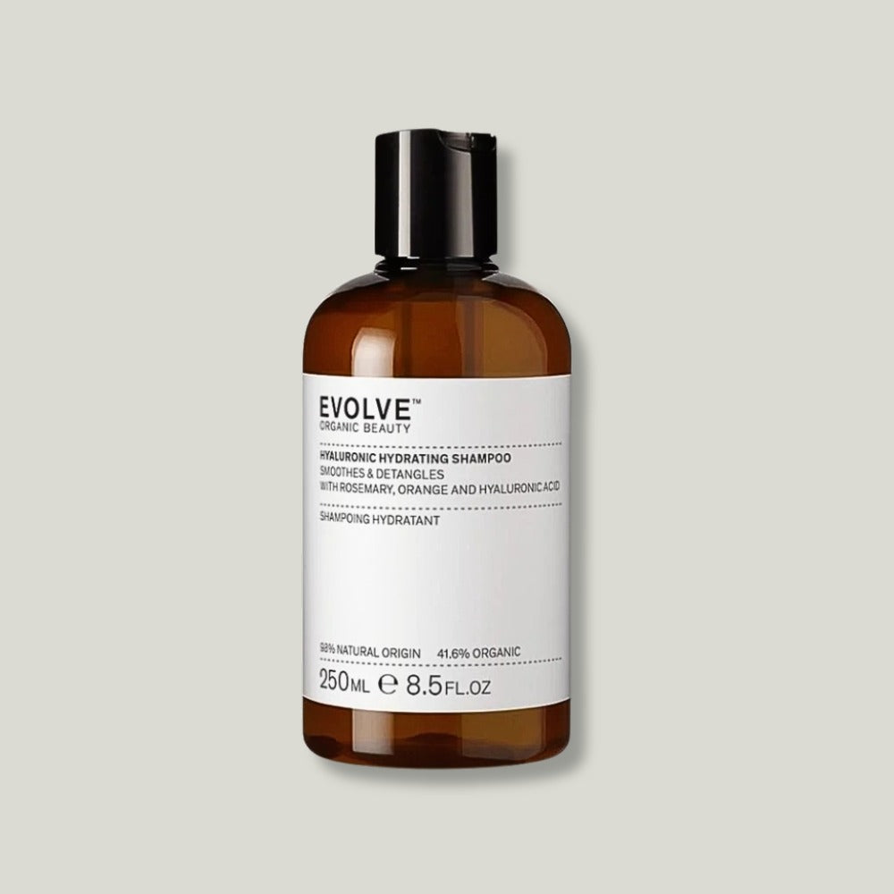 Flacon ambré du Shampoing hydratant à l'Acide Hyaluronique bio Evolve Beauty, 250 ml, sur fond vert sauge