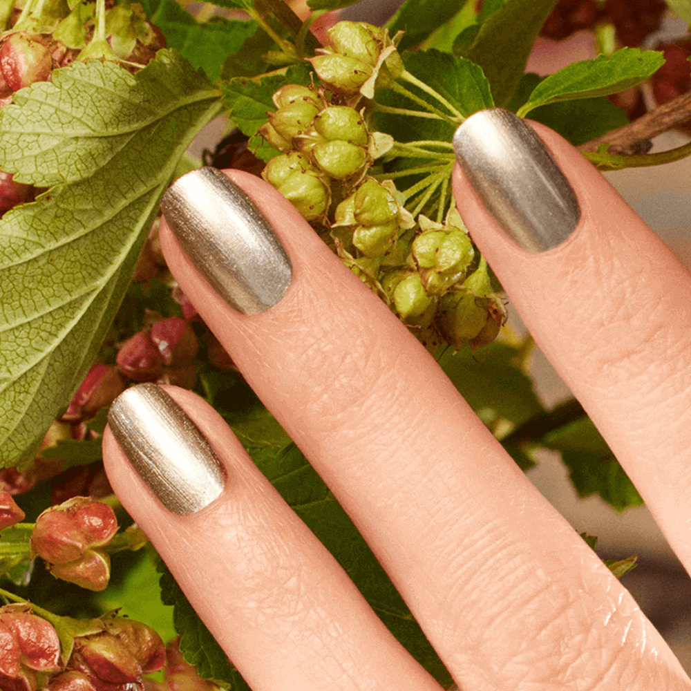 vernis metallic manucurist sur les ongles avec verdure